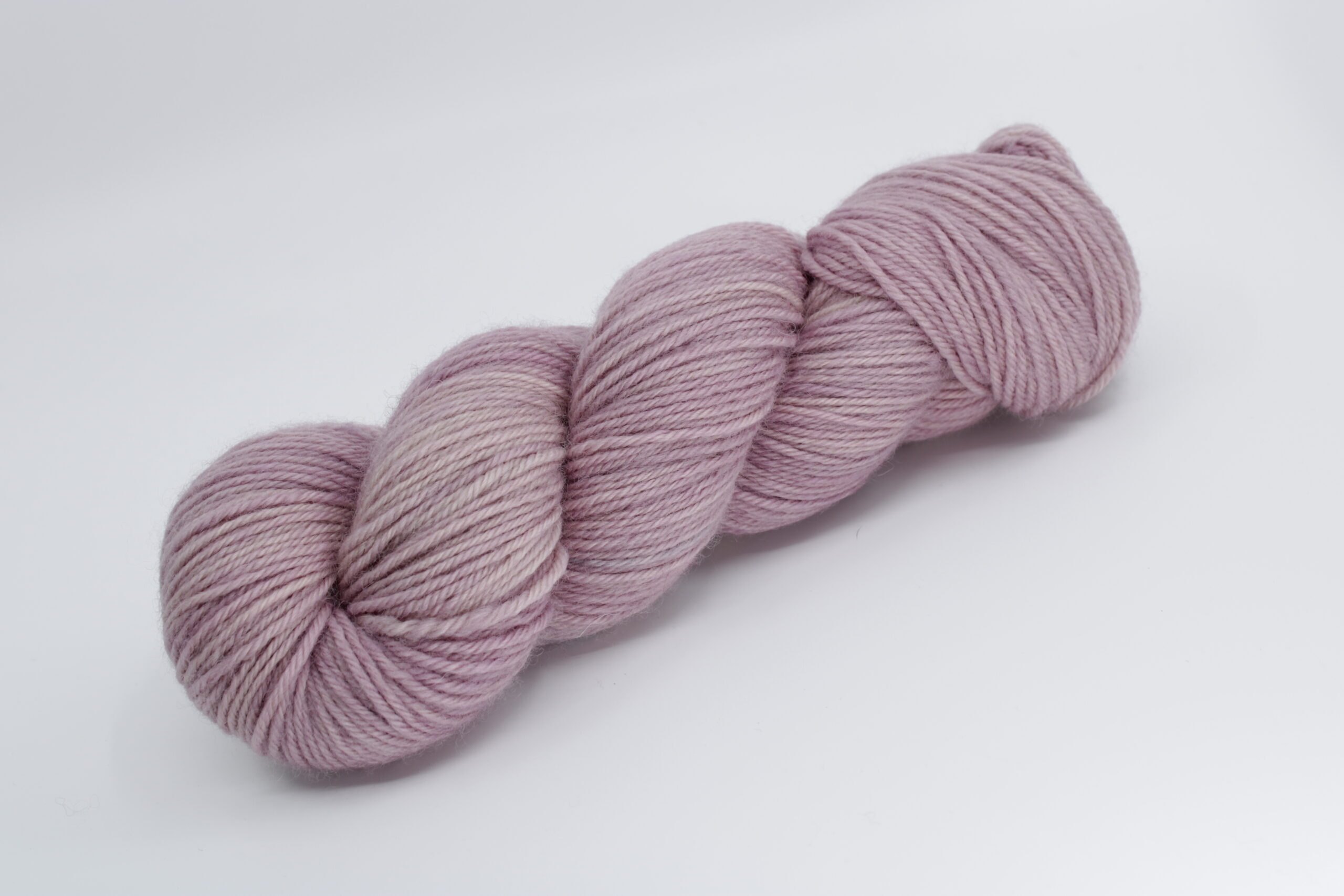 Base Lancelot DK. 100% BFL (Bluefaced Leicester). - Couleur rose Coloris: Béatrice.