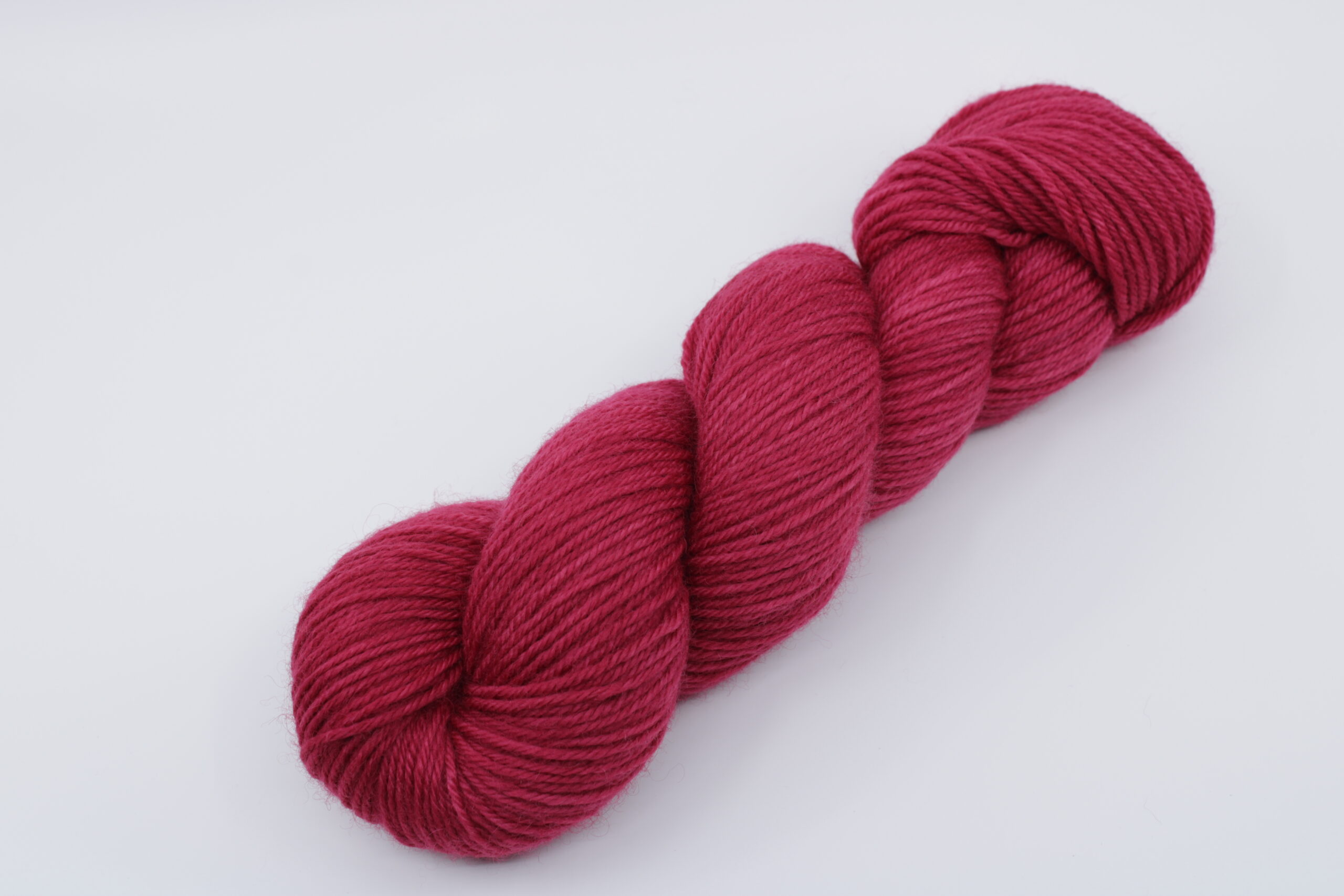 Base Lancelot DK. 100% BFL (Bluefaced Leicester). - Couleur rouge. Coloris: Caméllia.