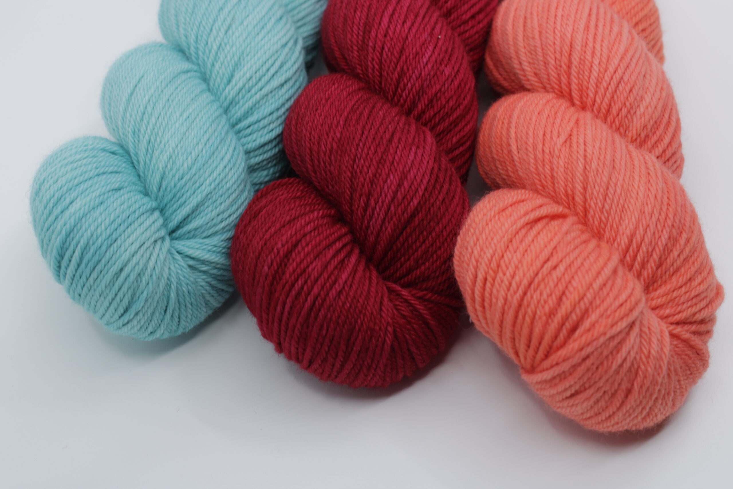 Base Folcon worsted. Laine 100% mérinos non traité. Trio de couleur: vert,rouge, orange. Coloris: Minty,Fureur et Yvi.