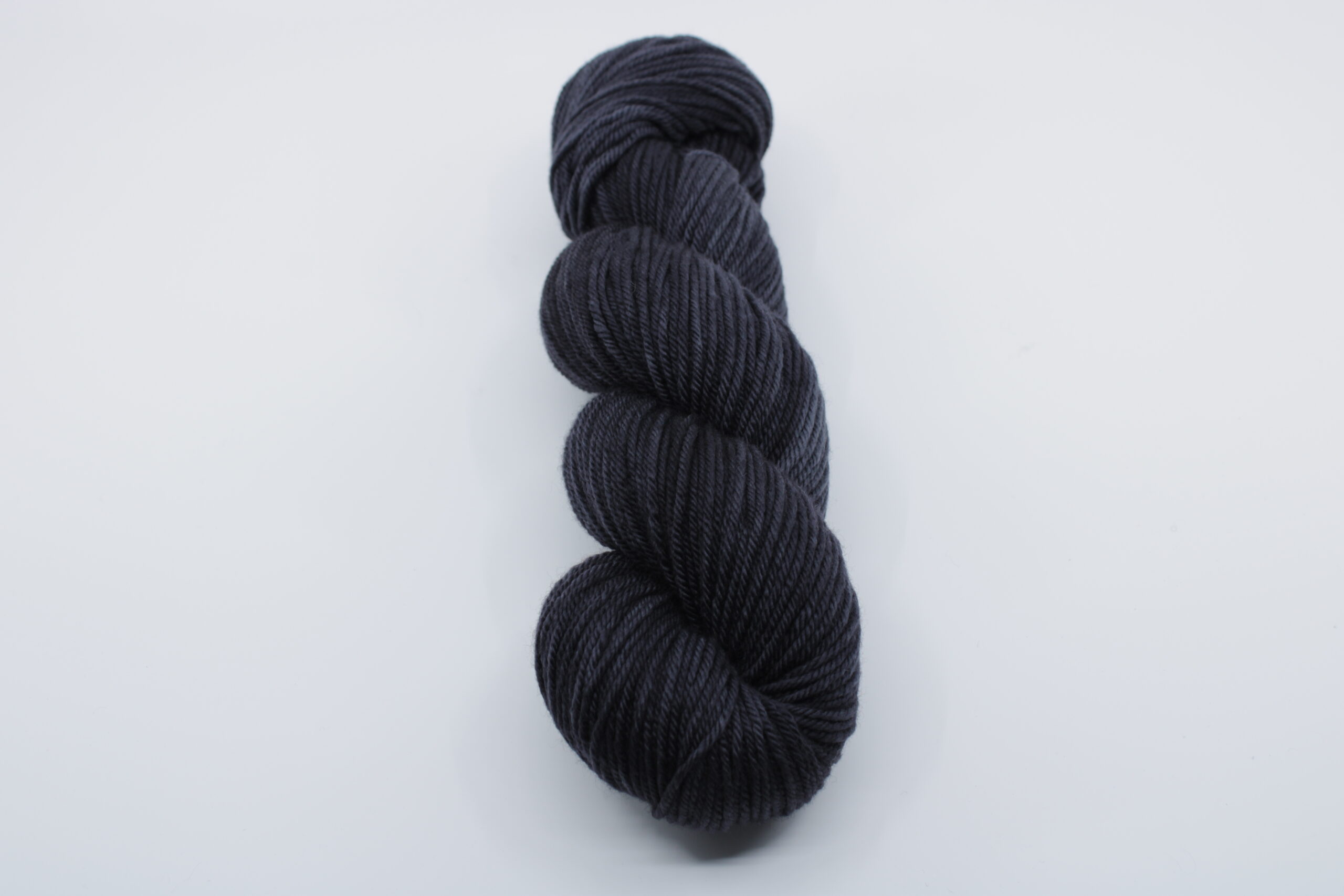 Base Folcon worsted. Laine 100% mérinos non traité. Trio de couleur: Presque noir. Coloris: Tempête.