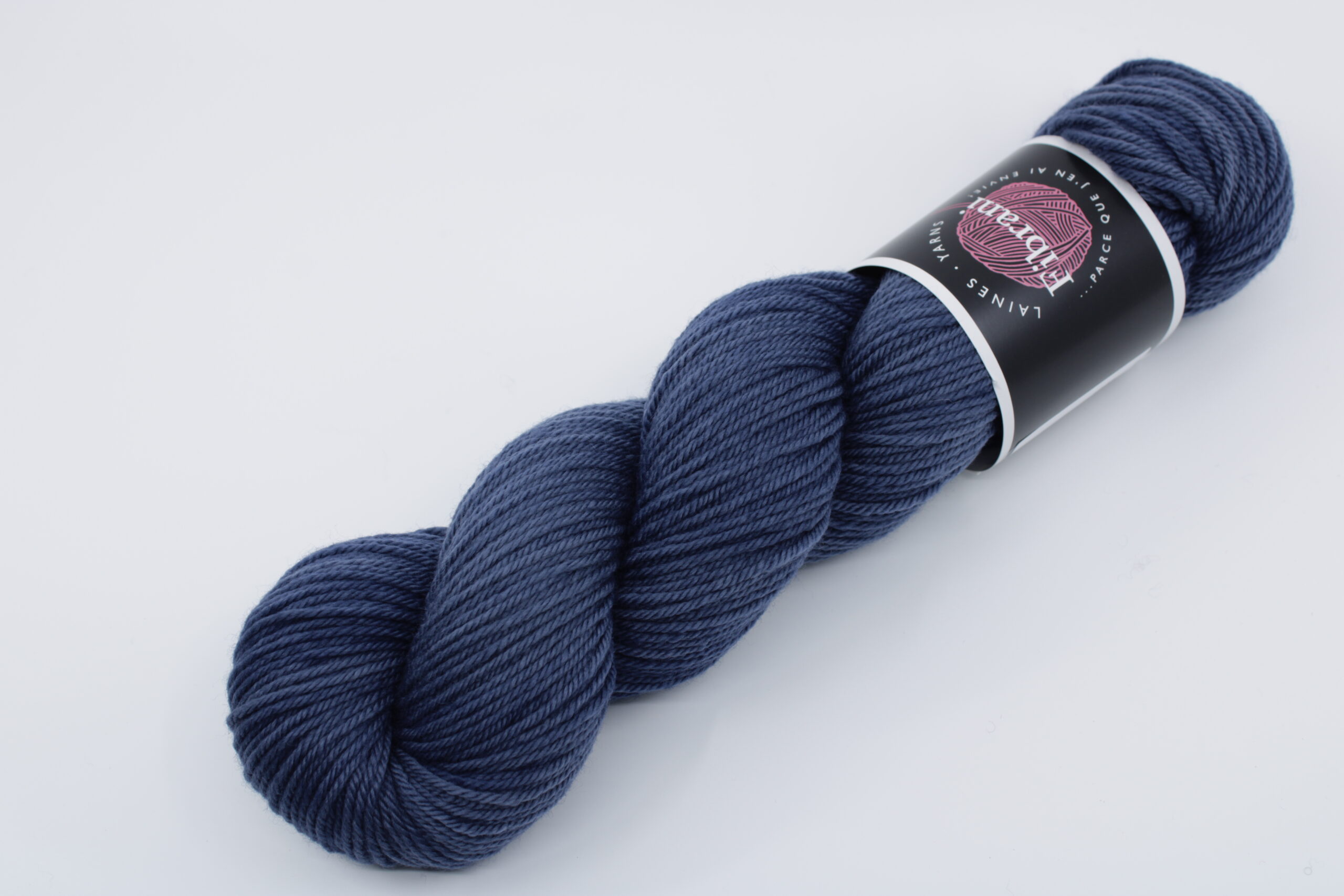 Base Folcon worsted. Laine 100% mérinos non traité. Trio de couleur: bleu. Coloris: Dylan.
