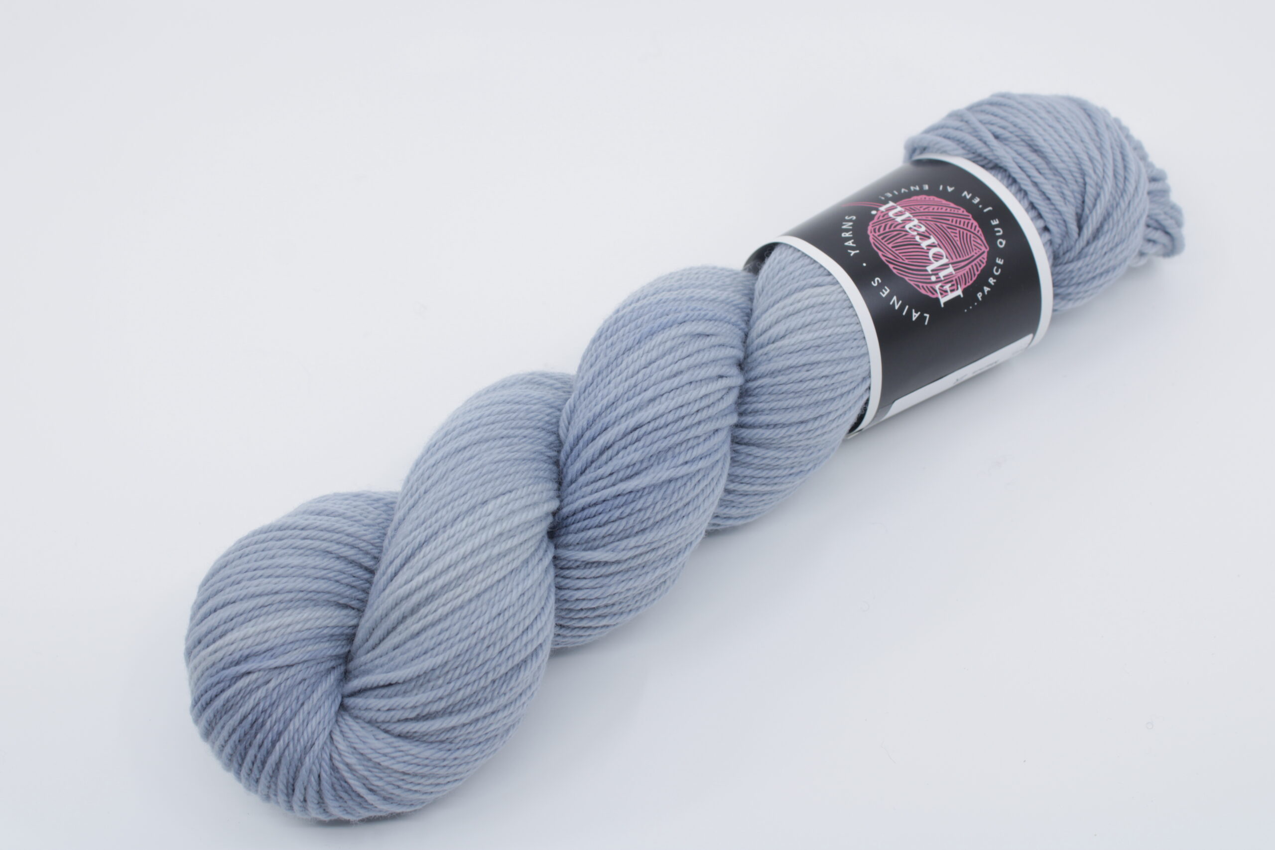 Base Folcon worsted. Laine 100% mérinos non traité. Trio de couleur: bleu. Coloris: Marius.