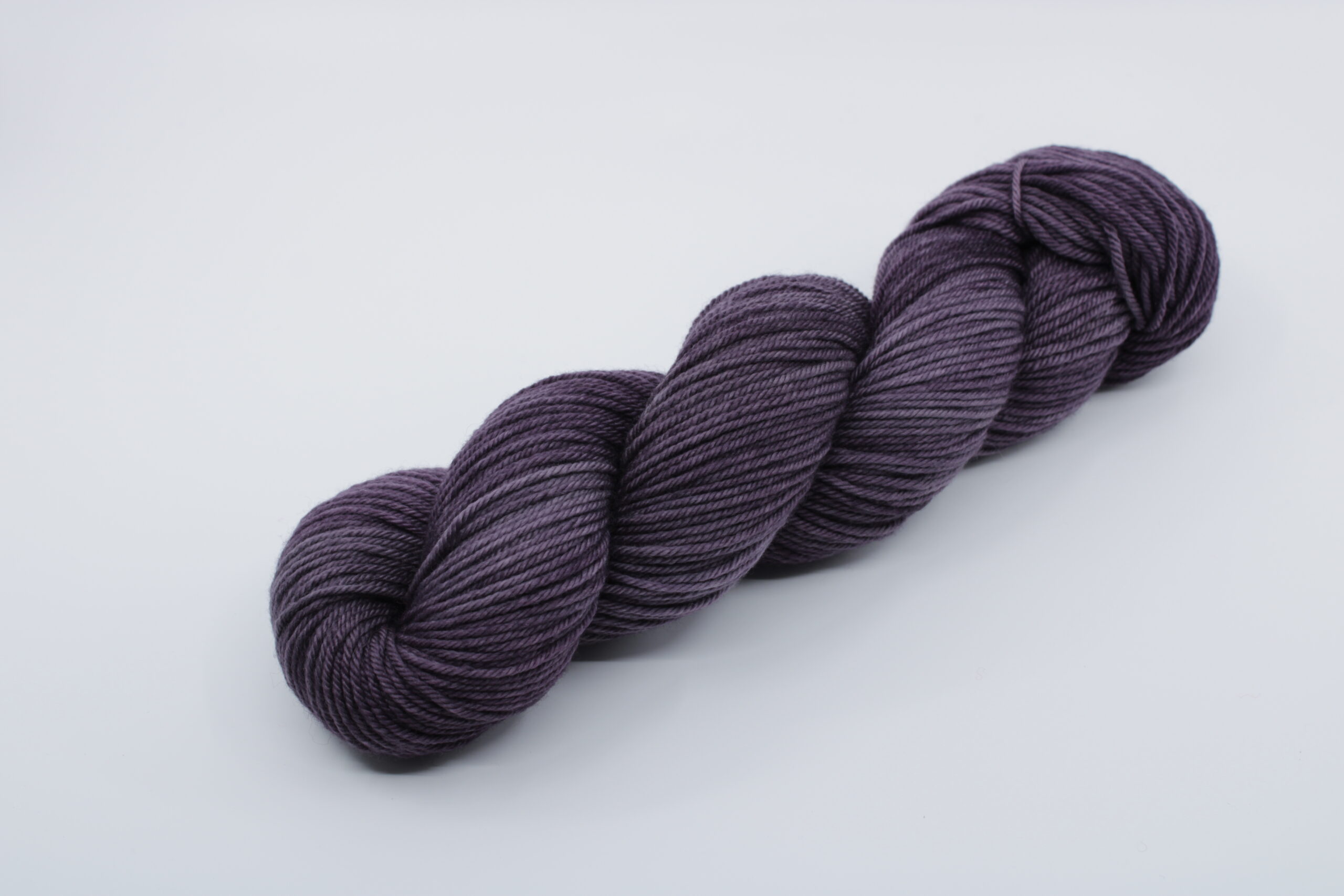 Base Folcon worsted. Laine 100% mérinos non traité. Trio de couleur: aubergine. Coloris: Violine.