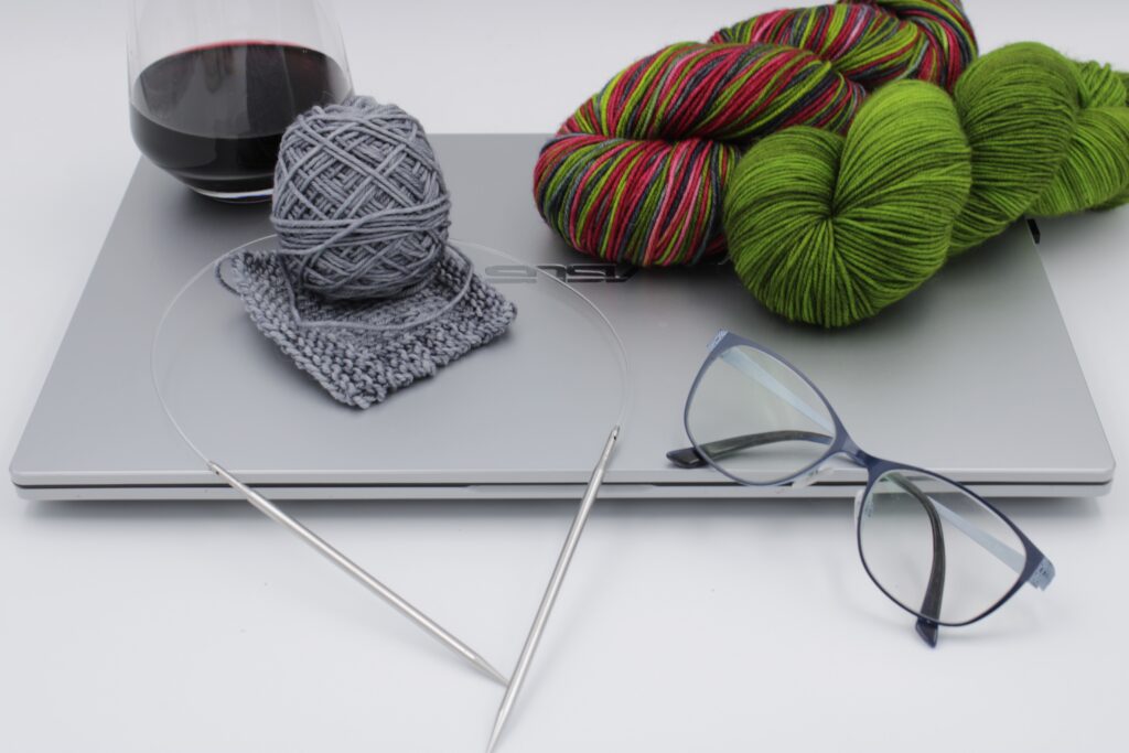 Apprendre à tricoter avec un tricot facile.