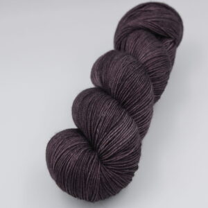 Laine Fibrani, base: Tibétaine. 65% mérinos - 20% soie et 15% yak. aubergine coloris Violine