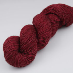Laine Fibrani, base: Tibétaine. 65% mérinos - 20% soie et 15% yak. Rouge, coloris Fureur