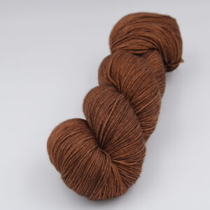Laine Fibrani, base: Tibétaine. 65% mérinos - 20% soie et 15% yak. , coloris Caramel salé