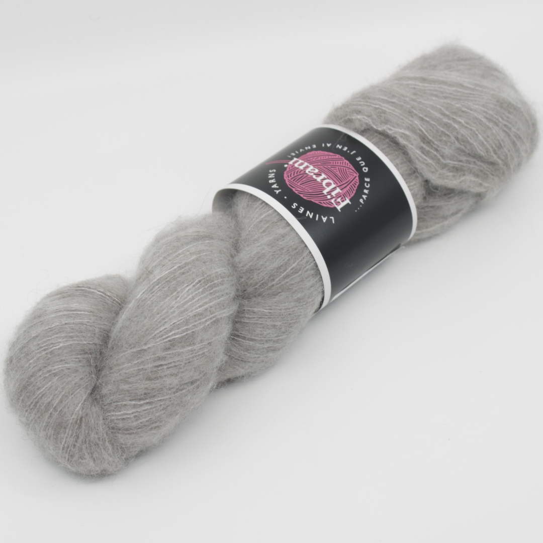 Base: Bamys Composition: 42% Bébé alpaga, 13mérinos,10% yak et 35% soie. Couleur: gris. Coloris: Langur. Par Laines Fibrani.