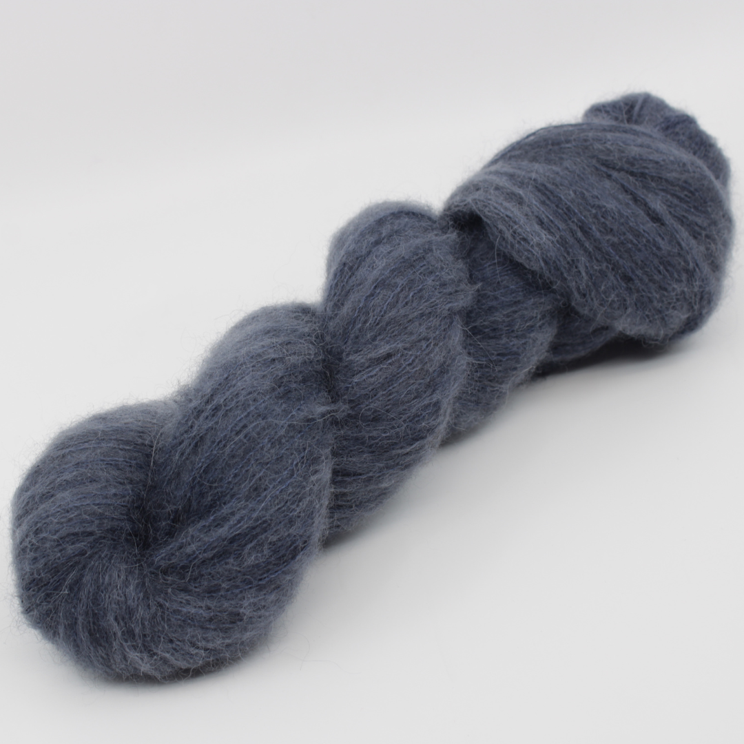 Base: Bamys Composition: 42% Bébé alpaga, 13mérinos,10% yak et 35% soie.Couleur: bleu. Coloris: Marin. Par Laines Fibrani.
