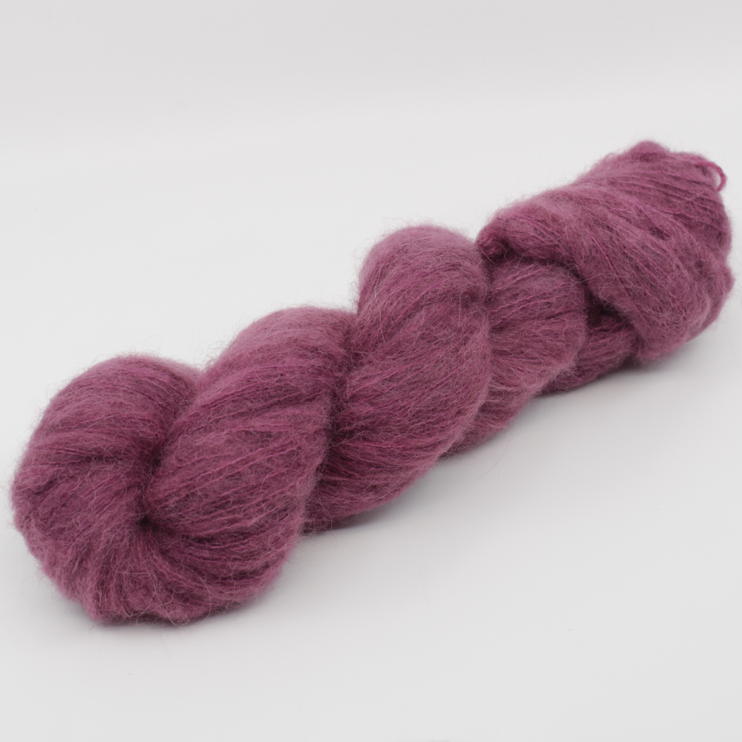Base: Bamys Composition: 42% Bébé alpaga, 13mérinos,10% yak et 35% soie.Couleur: Rouge (Bourgogne.) Coloris: Romy. Par Laines Fibrani.