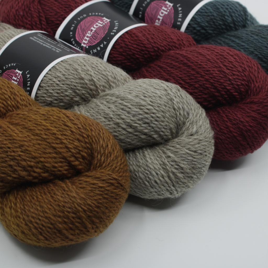 Base Britannia par Laine Fibrani. Composition: 75% BFL( Blueface Leicester), 25% Masham.