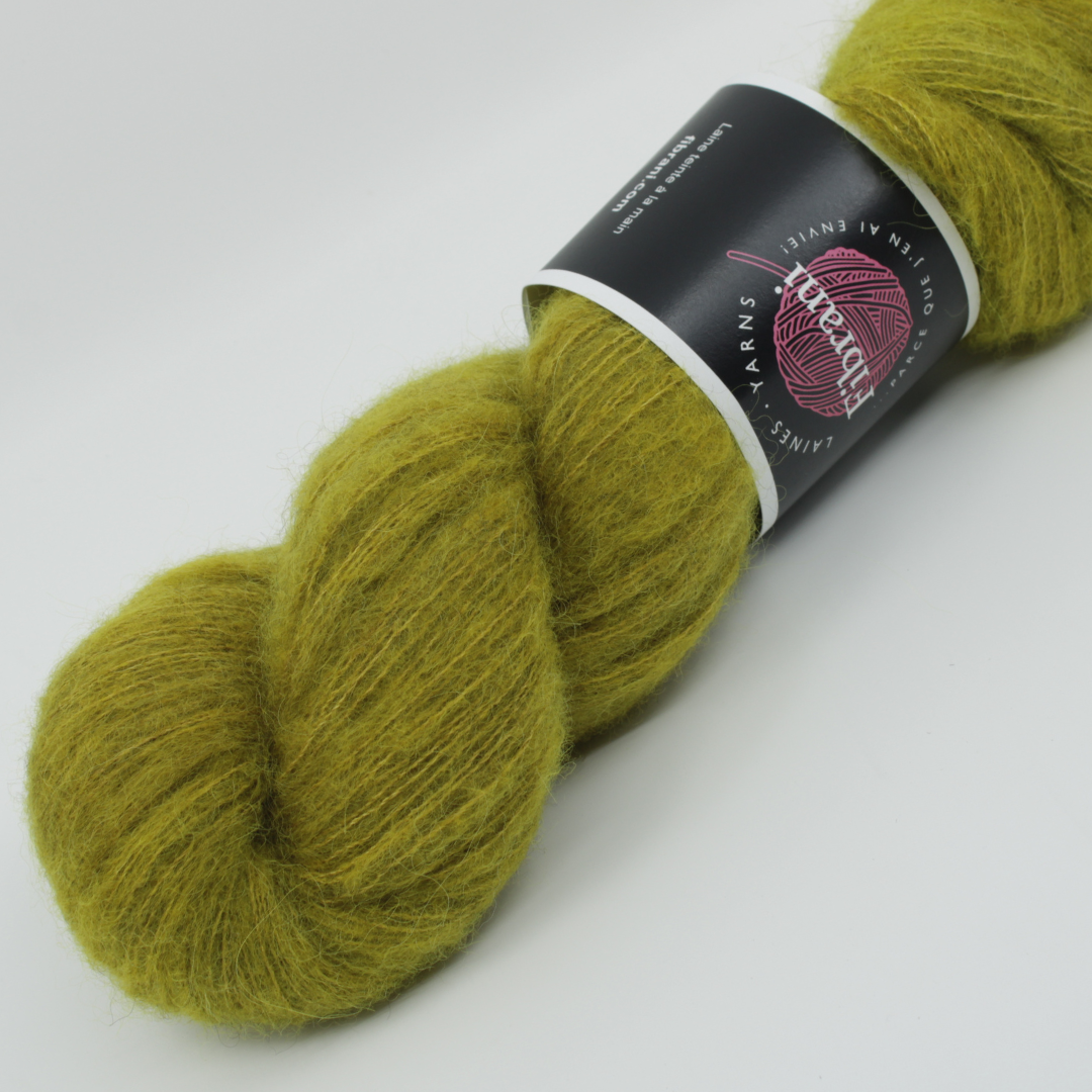 Base: Bamys Composition: 42% Bébé alpaga, 13mérinos,10% yak et 35% soie.Couleur: Ochre. Coloris: Ricky. Par Laines Fibrani.