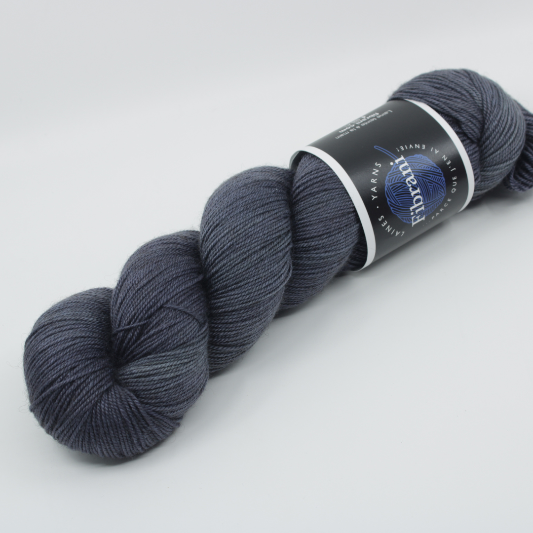 Laine Fibrani, base: Tibétaine. 65% mérinos - 20% soie et 15% yak. Couleur: bleu mauve, coloris : Connie.