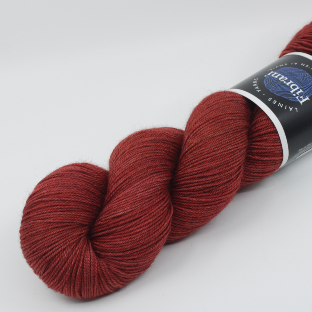 Laine Fibrani, base: Tibétaine. 65% mérinos - 20% soie et 15% yak. Couleur: rouge orangé, coloris : Ludivine.