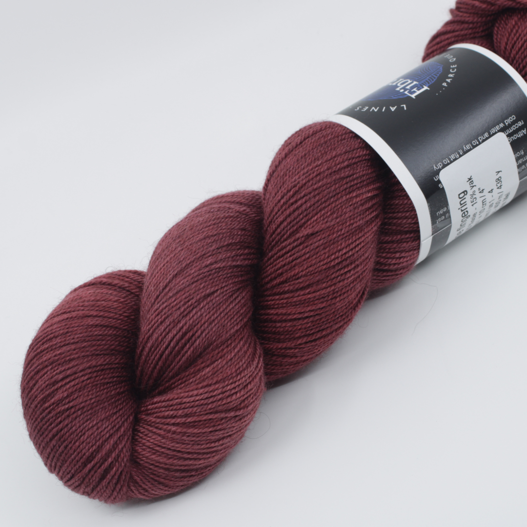 Laine Fibrani, base: Tibétaine. 65% mérinos - 20% soie et 15% yak. Couleur: rouge brique, coloris : Mel.