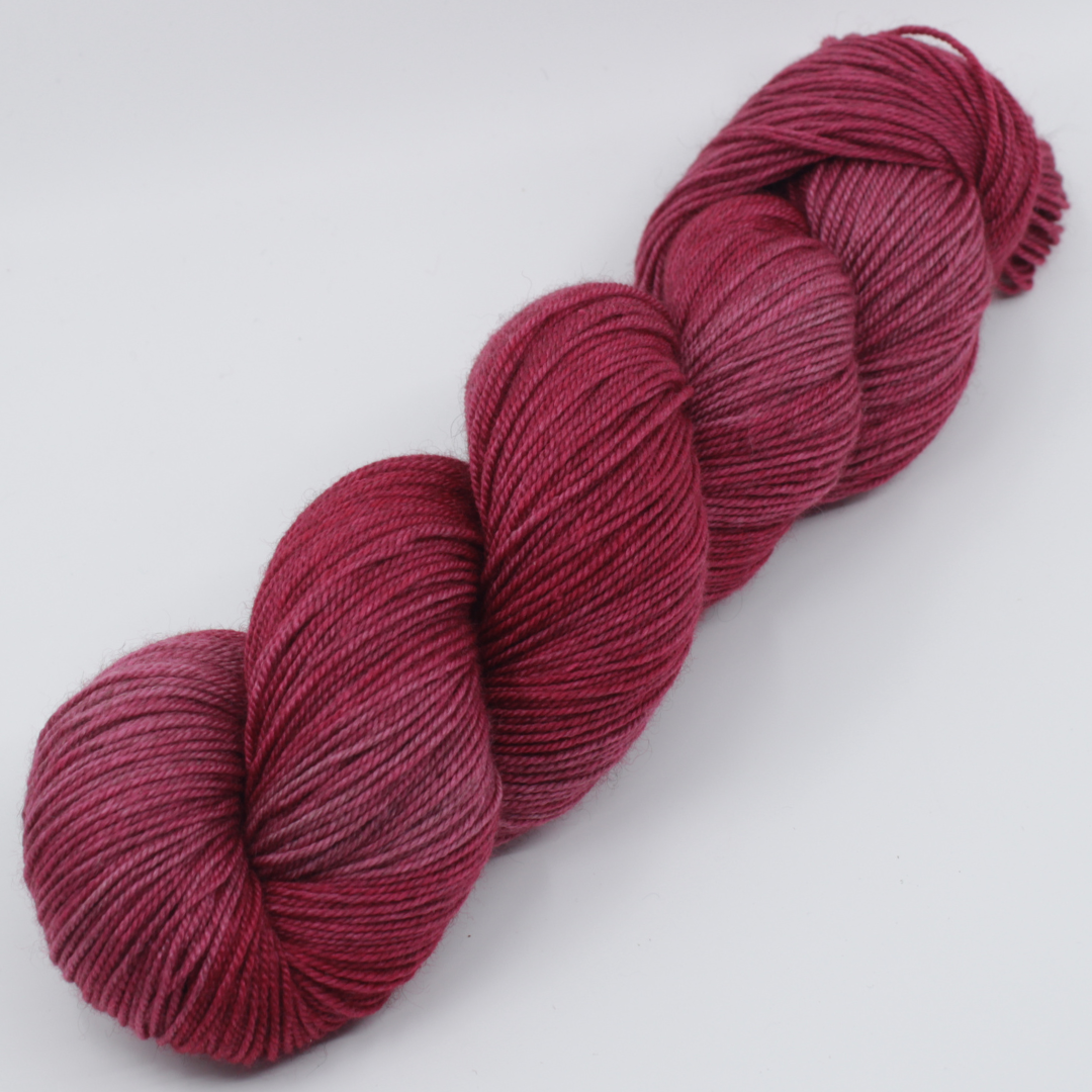 Laine Fibrani, base: Tibétaine. 65% mérinos - 20% soie et 15% yak. Couleur: Rouge, coloris : Arlette.