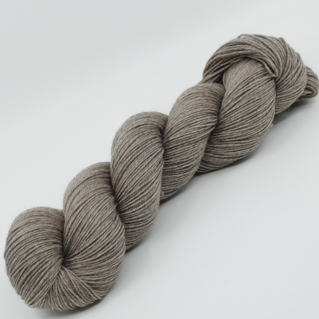 Laine Fibrani, base: Tibétaine. 65% mérinos - 20% soie et 15% yak. coloris : Albertine.