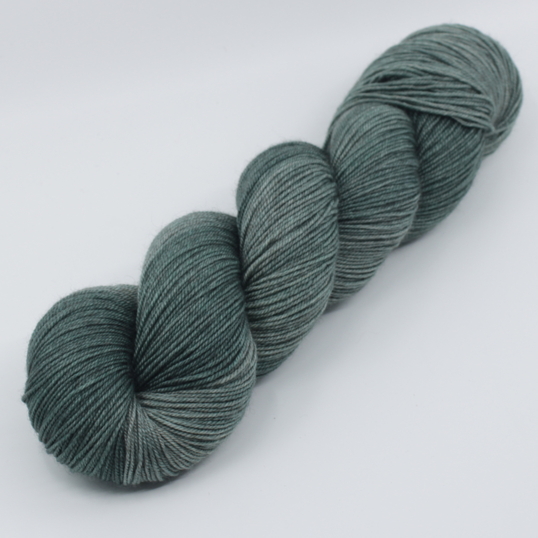 Laine Fibrani, base: Tibétaine. 65% mérinos - 20% soie et 15% yak. Couleur: vert, coloris : Jean-Claude.