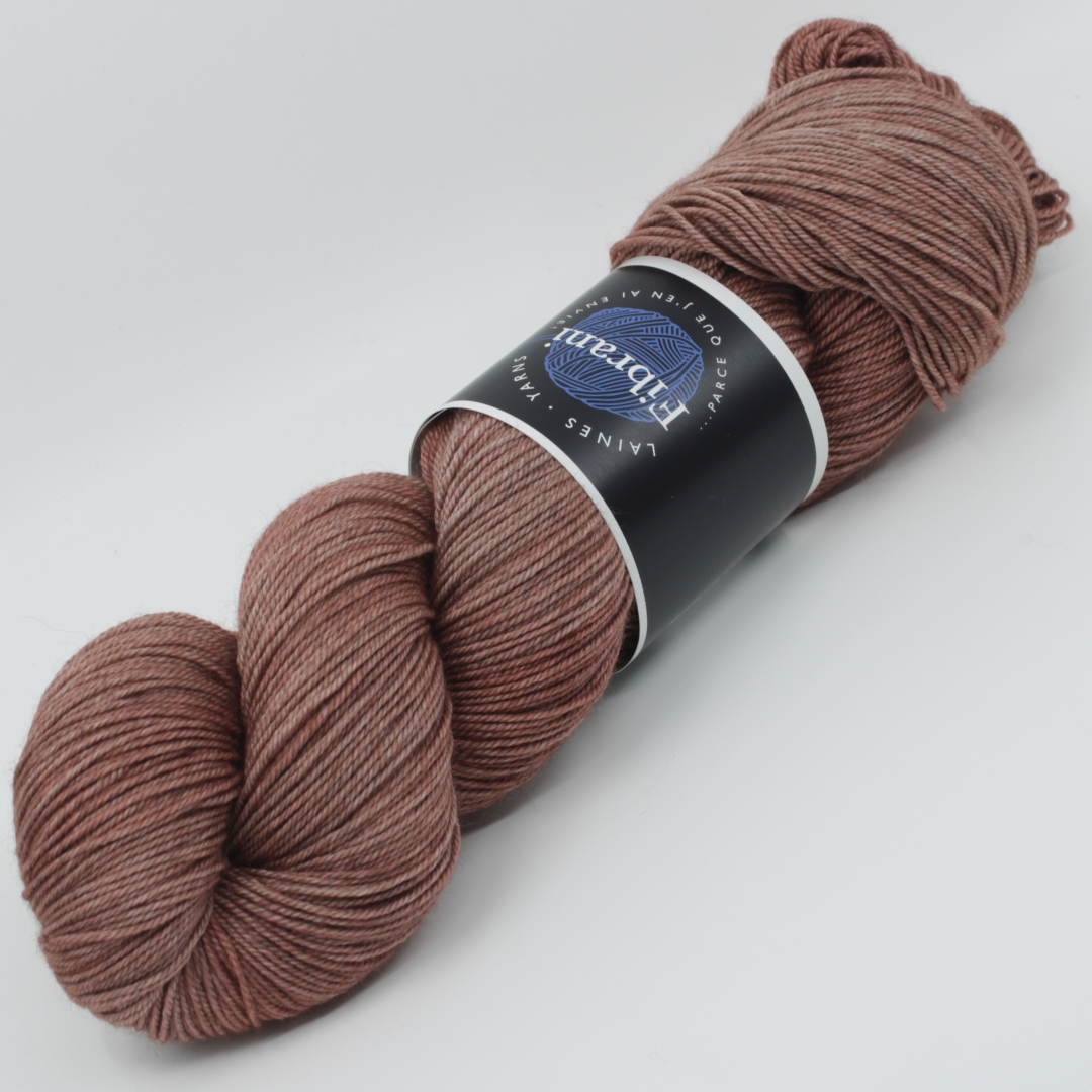 Laine Fibrani, base: Tibétaine. 65% mérinos - 20% soie et 15% yak. Couleur: brun, coloris : laurent.