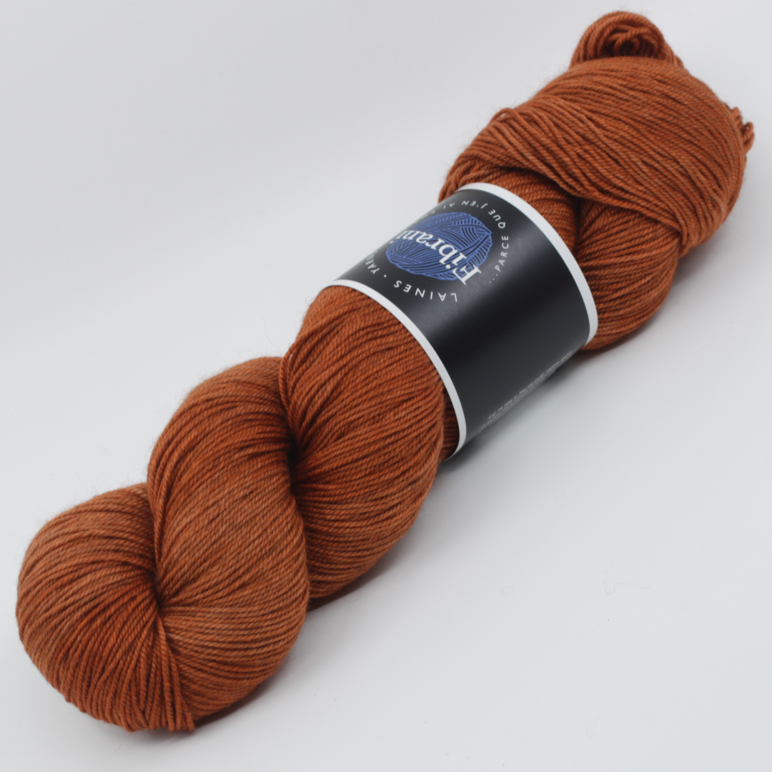 Laine Fibrani, base: Tibétaine. 65% mérinos - 20% soie et 15% yak. Couleur: Orange brulé, coloris : Olga.