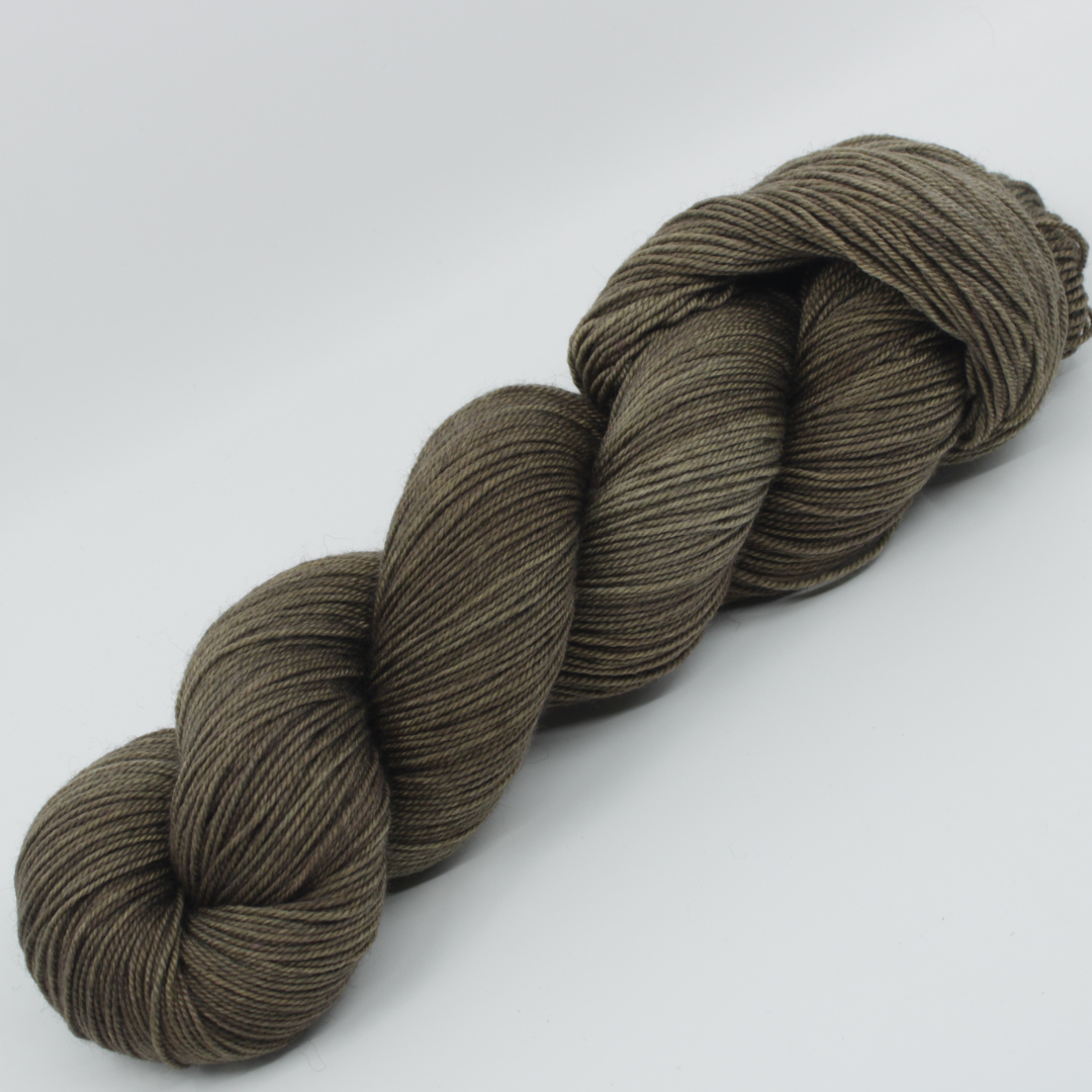 Laine Fibrani, base: Tibétaine. 65% mérinos - 20% soie et 15% yak. Couleur: kaki, coloris : Victor.