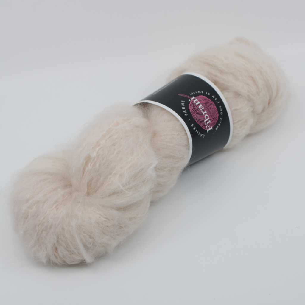 Fluff DK, base 75% Bébé alpaga suri , 15% fine highlandt et 9% nylon. Par Laines Fibrani. Couleur beige rosé. Coloris: Albertine.