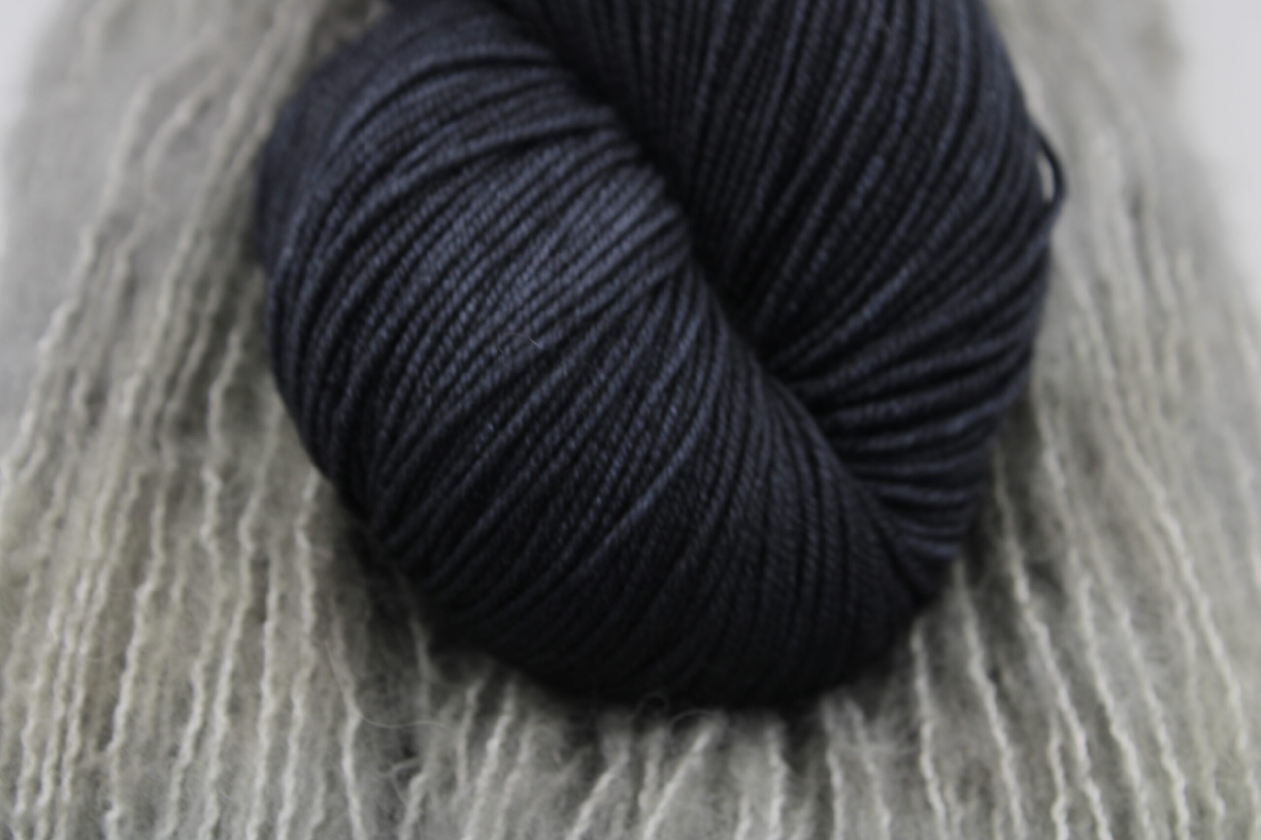 Kit de tricot - Velvet Mirror Cowl by Andrea Mowry – Image 2