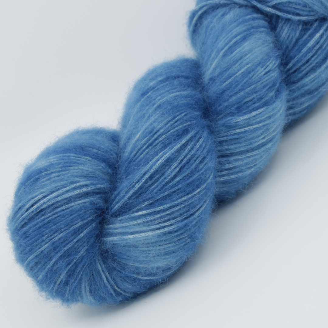 Laine Fibrani -Base Aurora,51% Bébé alpaga et 49% coton couleur: bleu. Coloris: Matéo.